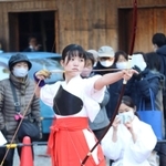 魔よけの矢を放つ神事「弓始（ゆみはじめ）」＝西宮市大社町、広田神社