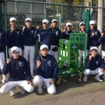 寄贈されたマシンと野球部員たち＝仁川高校