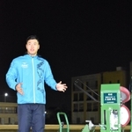 母校の仁川学院高校にピッチングマシンを寄贈した佐藤輝明選手＝西宮市甲東園２