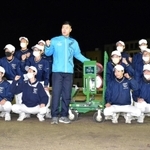 ピッチングマシンを寄贈した佐藤輝明選手を囲む野球部員たち＝西宮市甲東園２