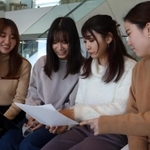 ＱＲコードを使った乗車券に関する研究に取り組んだ学生たち＝西宮市池開町、武庫川女子大学