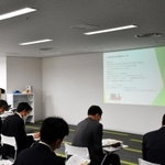 調査結果を阪神電鉄の関係者に発表する学生たち（武庫川女子大学提供）