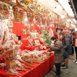 縁起物の吉兆を買い求める参拝者たち＝西宮市社家町、西宮神社（撮影・風斗雅博）