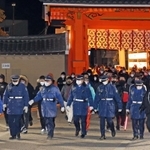 横一列になって参拝者を誘導する警備員＝西宮市社家町、西宮神社（撮影・風斗雅博）