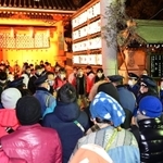 午前６時の開門を待つ参拝者ら＝西宮市社家町、西宮神社（撮影・中西幸大）