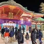 開門後に歩いて本殿に向かう参拝者ら＝西宮市社家町、西宮神社（撮影・畑野士朗）