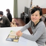 ２階建ての一軒家を利用し「ゆっくり過ごしてもらいたい」と話す岡本康子さん（右）＝西宮市名塩山荘