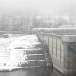 のり面が真っ白の雪景色となった一庫ダム＝川西市一庫