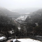 一庫ダム周辺では、山々や民家に雪が降り積もった＝川西市一庫