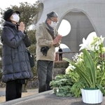 母・神田龍さんを悼み「鎮魂之碑」に手を合わせる（左から）豊田庸子さんと肇さん＝宝塚市小林（撮影・風斗雅博）