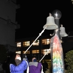 高木小学校の「復興の鐘」を鳴らす住民ら＝西宮市高木西町