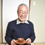 「おふくろの形見です」。愛子さんから譲り受けた茶わん台を手にする宇田貞三郎さん＝宝塚市