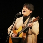 熱唱する尾崎裕哉さん＝芦屋市業平町の芦屋ルナホール（撮影・冨居雅人）