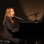 「心を一つにして頑張りましょう」と語りかけ、歌う八神純子さん＝芦屋市業平町の芦屋ルナホール（撮影・冨居雅人）