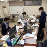 「新型コロナワクチン接種課」の開設を控え、対応に追われる西宮市の職員たち＝２９日午後、西宮市六湛寺町（撮影・風斗雅博）