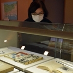 漆塗りがつややかな春琴抄など、貴重な初版本が並ぶ会場＝芦屋市伊勢町