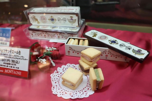 小学生がデザインを考案したスイーツ＝川西市栄町、川西阪急