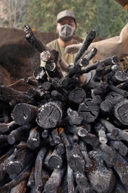 取り出された一庫炭＝川西市