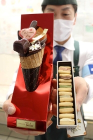 小学生がデザインを考案したスイーツ＝川西市栄町、川西阪急