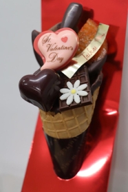 小学生がデザインを考案したスイーツ＝川西市栄町、川西阪急