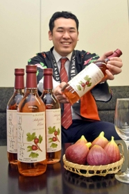 発売されるイチジクのワイン「川西の朝露」＝川西市役所