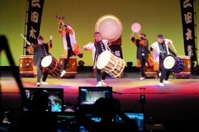 オンライン配信用の機材が並ぶ前で演奏する三田太鼓のメンバー＝ソリオホール