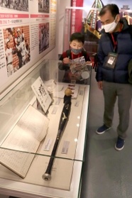 大会で実際に使用されたバットやボール＝西宮市甲子園町、甲子園歴史館