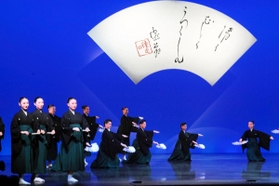 和装で日本舞踊を披露する１０７期生＝宝塚バウホール
