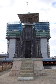 対岸への移設が予定されている今津灯台。背後には水門などの建設が進む＝西宮市西浜町