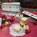 小学生がデザインを考案したスイーツ＝川西市栄町、川西阪急