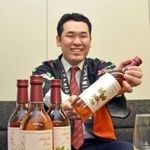 発売されるイチジクのワイン「川西の朝露」＝川西市役所