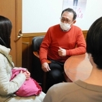 「生きている間に会いたいんです」。感染して入院している高齢の母親を在宅医療に切り替えられないかとの家族の相談に乗る長尾和宏院長（中央）＝尼崎市昭和通７、長尾クリニック