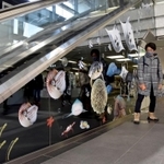 エスカレーターの横面を彩った作品群＝川西市役所