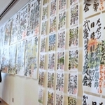 スタッフが３０年間書き続けた看板が並ぶ「看板展」＝尼崎市大島１、武庫川キリスト教会