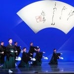 和装で日本舞踊を披露する１０７期生＝宝塚バウホール