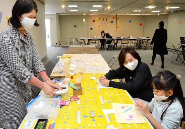 西宮人形劇まつりのワークショップで、作品にちなんだねんど細工を楽しむ参加者（右）＝西宮市甲東園３