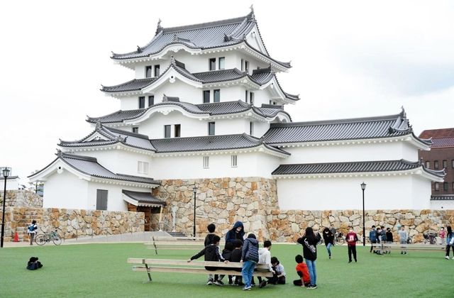 コロナ禍の打撃を受け続ける尼崎城。城下の芝生広場は子どもたちや家族連れらの憩いの場となっている＝尼崎市北城内