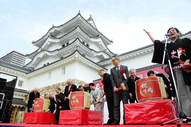 尼崎城のオープンを祝い、落語家桂米團治さんの発声で鏡割を行った関係者＝２８日午前、尼崎市北城内の尼崎城（撮影・中西幸大）