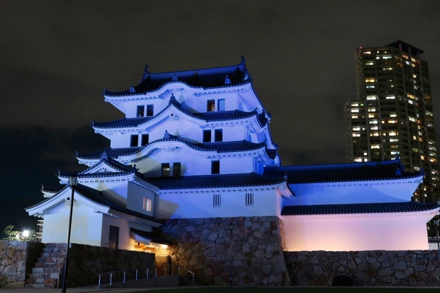 青色の光に照らされた尼崎城＝２３日夜、尼崎市北城内（撮影・村上貴浩）