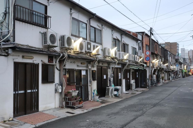 緊急事態宣言が解除され、時間を短縮して営業しているかんなみ新地＝尼崎市神田南通３
