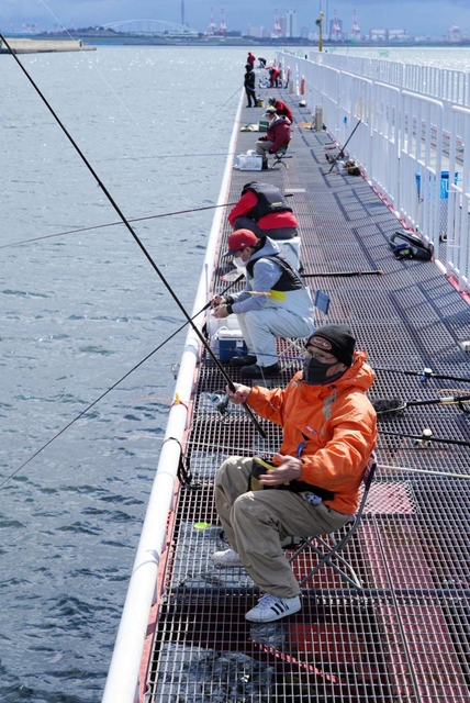糸を垂らす釣り客。自ずとソーシャルディスタンスは保たれる＝尼崎市平左衛門町、魚つり公園
