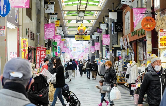 マスク姿の買い物客らが行き交う商店街＝尼崎市神田中通３
