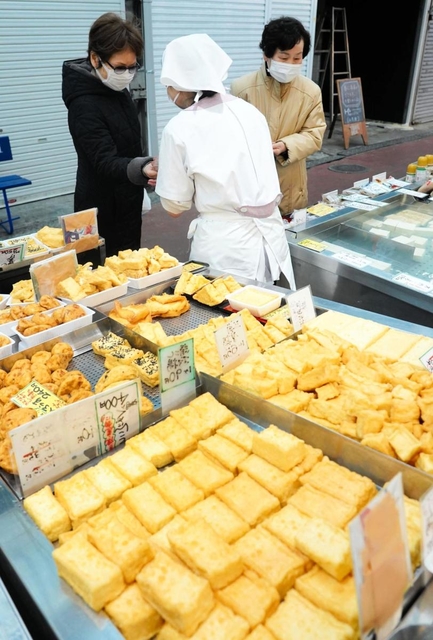 作りたての厚揚げなどが並ぶ＝尼崎市杭瀬本町１、宮島庵