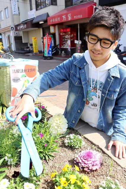 関西を中心に活動するサウンドパフォーマー。西宮市や神戸市内のイベントなどに出演し、休日には無償の路上パフォーマンスなども行う＝西宮市甲子園町七番町