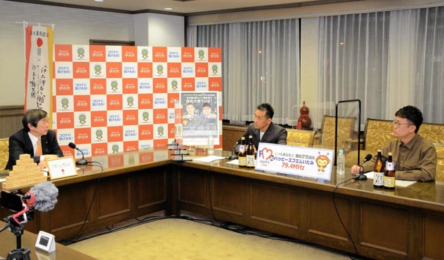 伊丹市の藤原保幸市長（左）をゲストに迎え、伊丹の魅力や思い出について語る石田靖さん（中央）と銀シャリの橋本直さん＝伊丹市千僧１、伊丹市役所