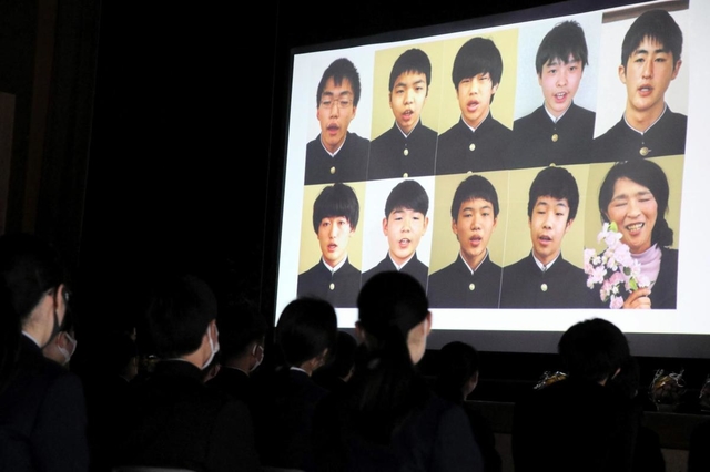 １人ずつ歌う場面を合わせてできたリモート合唱の動画＝西宮市神原、大社中学校