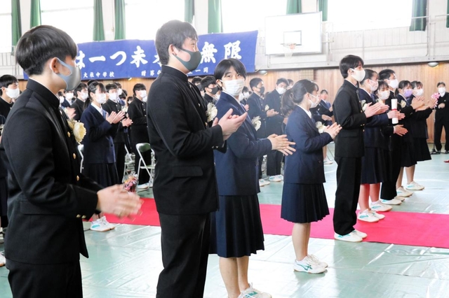 式次第を終えた後、３年生の先生に感謝の言葉と拍手を送る卒業生たち＝西宮市神原、大社中学校