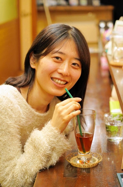 杭瀬中市場の喫茶「Ｓｈｉ－ｏｎｅ」で取材に応じるきっしー＝尼崎市杭瀬本町１