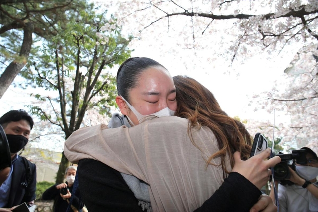 家族と抱き合う合格者＝宝塚市栄町１（撮影・斎藤雅志）