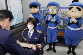 署長感謝状を受け取る尼子騒兵衛さん＝尼崎南署